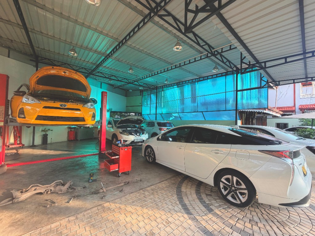 Hybrid and conventional vehicles being serviced inside the Hybrid Autoland workshop