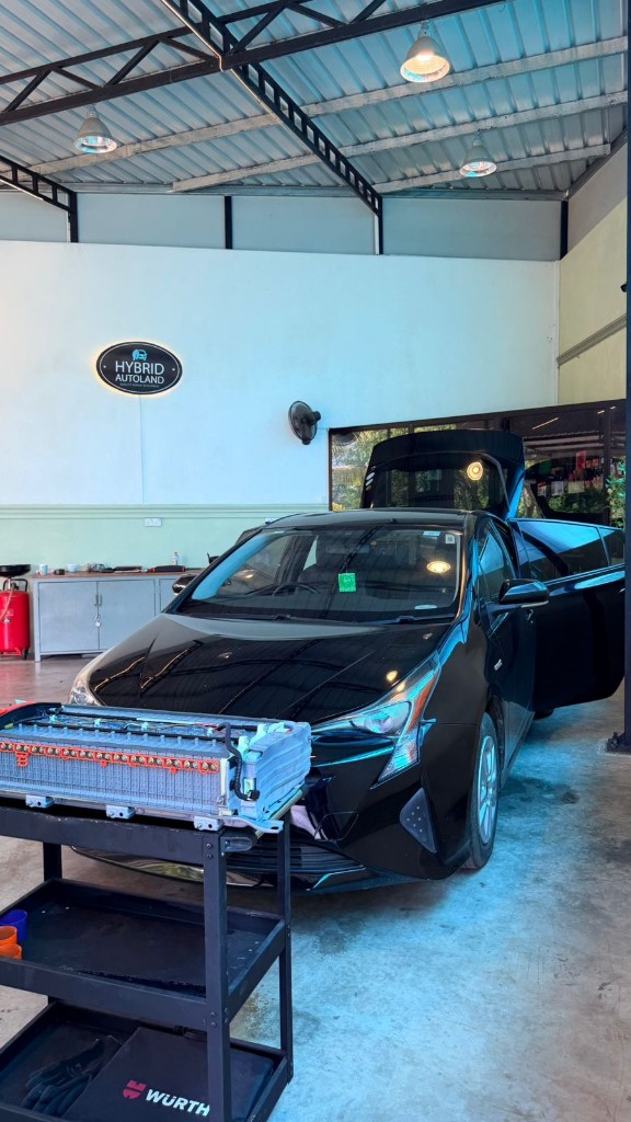 Toyota Prius with hybrid traction battery pack on a roll cart